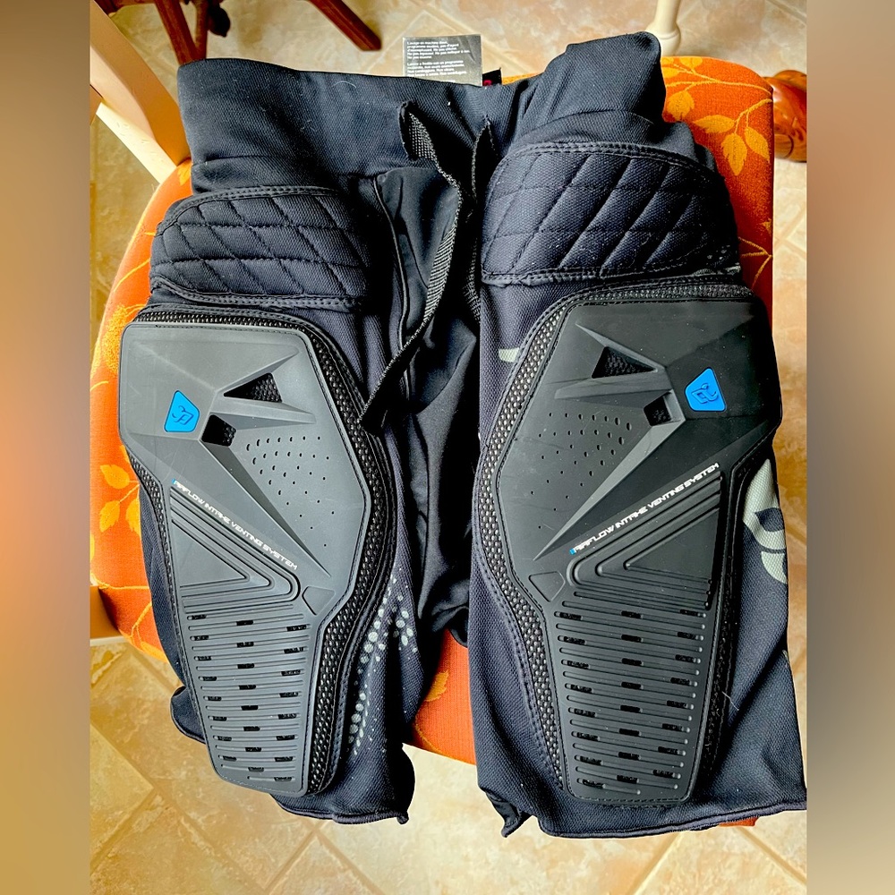 Mens XS Demon crash shorts for snow sports or biking